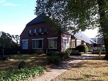 Woonboerderij geverfd in authentieke kleuren Schildersbedrijf Klein Westerlee